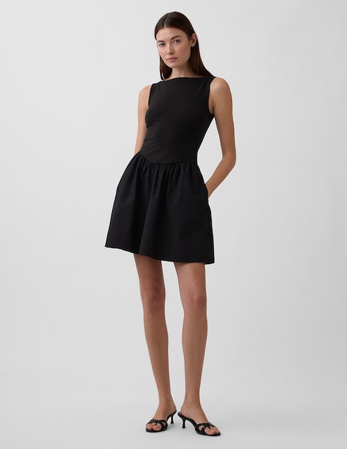 Vestido corto de fiesta escote regular