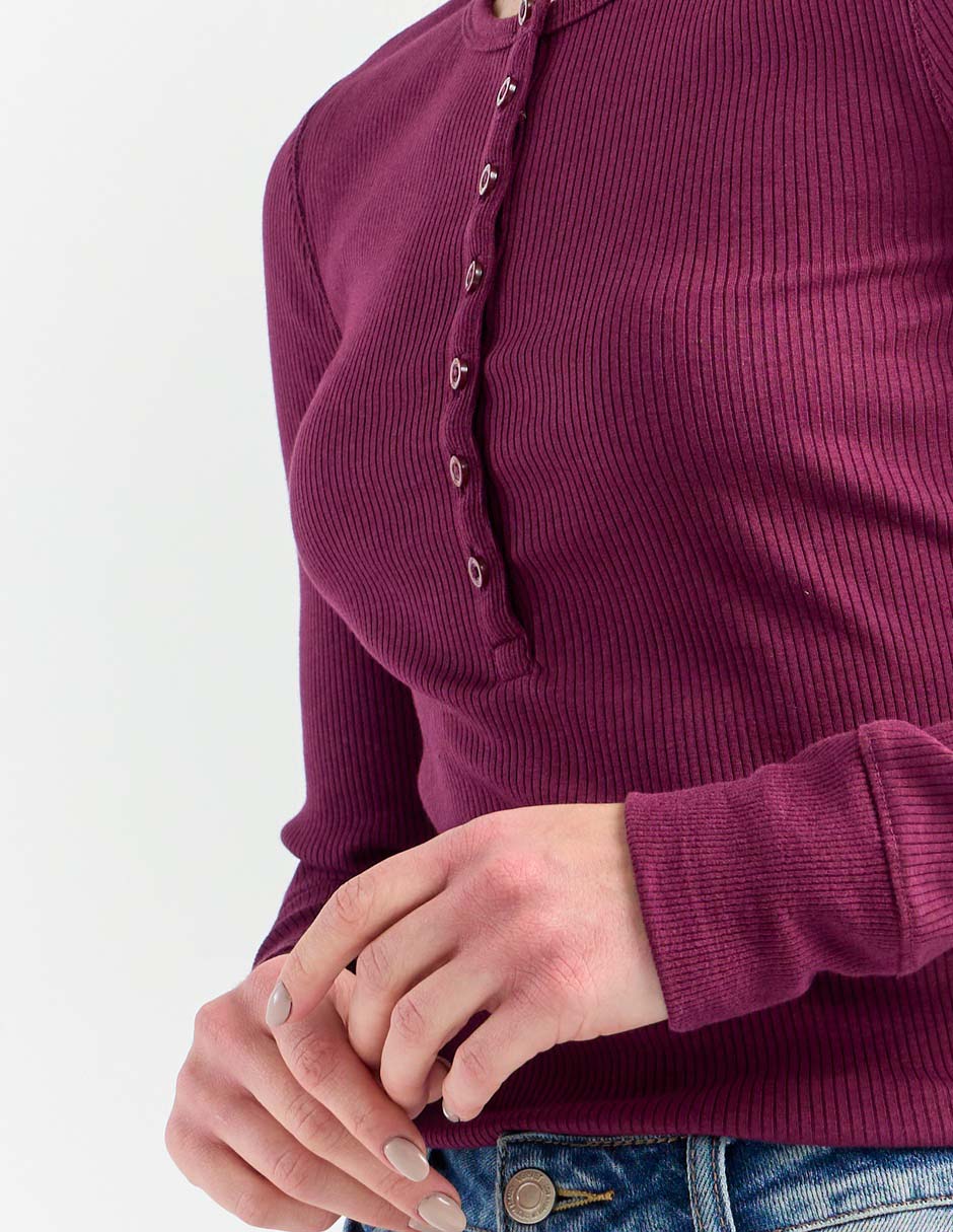 Playera manga larga cuello con botón para mujer