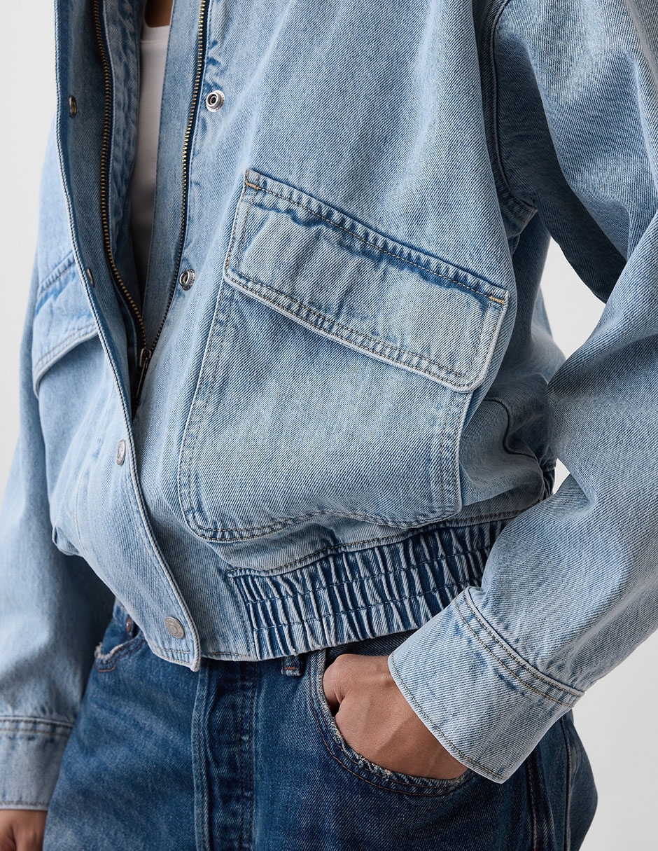 Chamarra bomber de mezclilla para mujer 4